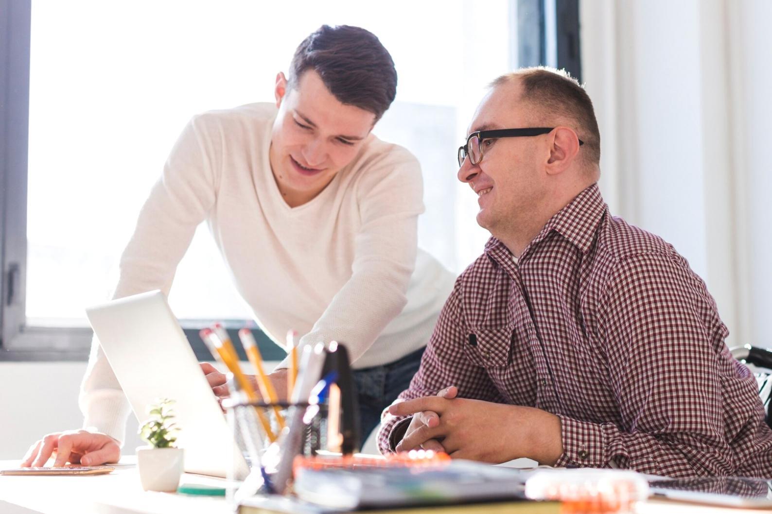 Professionnels en session de coaching collaboratif